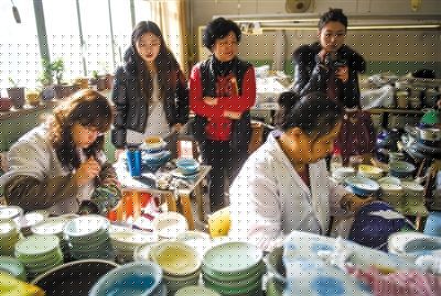 昨日，游客在觀看景泰藍(lán)制作。